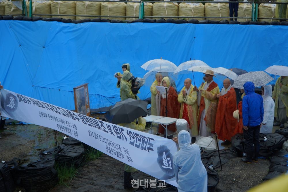 조세이탄광 갱구 앞에서 조계종 어산어장 동희 스님이 희생자 한 명 한 명의 이름을 부르며 추모했다.