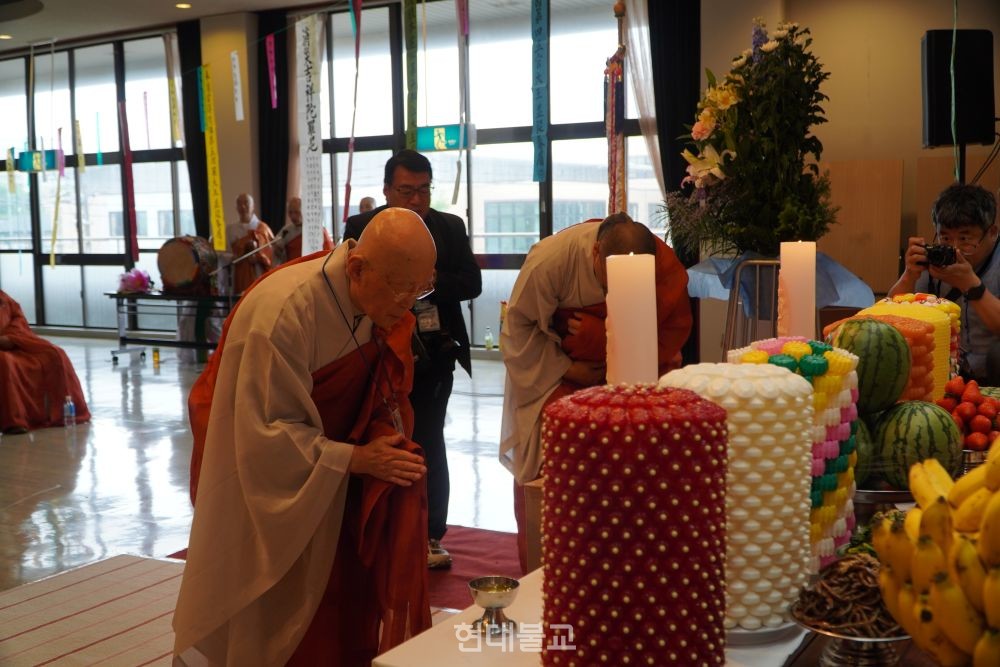 관음종 총무원장 법명 스님이 헌화를 하고 있다.