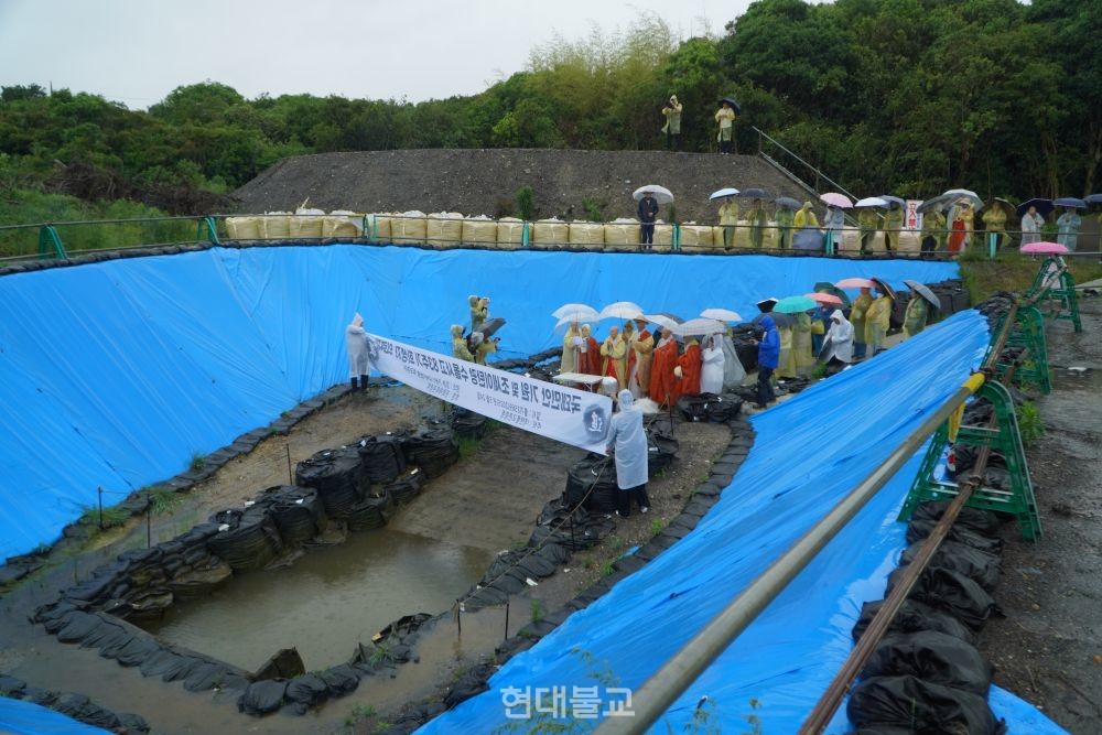 추모단은 조세이탄광 갱구 앞에서 희생자들을 추모하는 의식을 봉행했다.