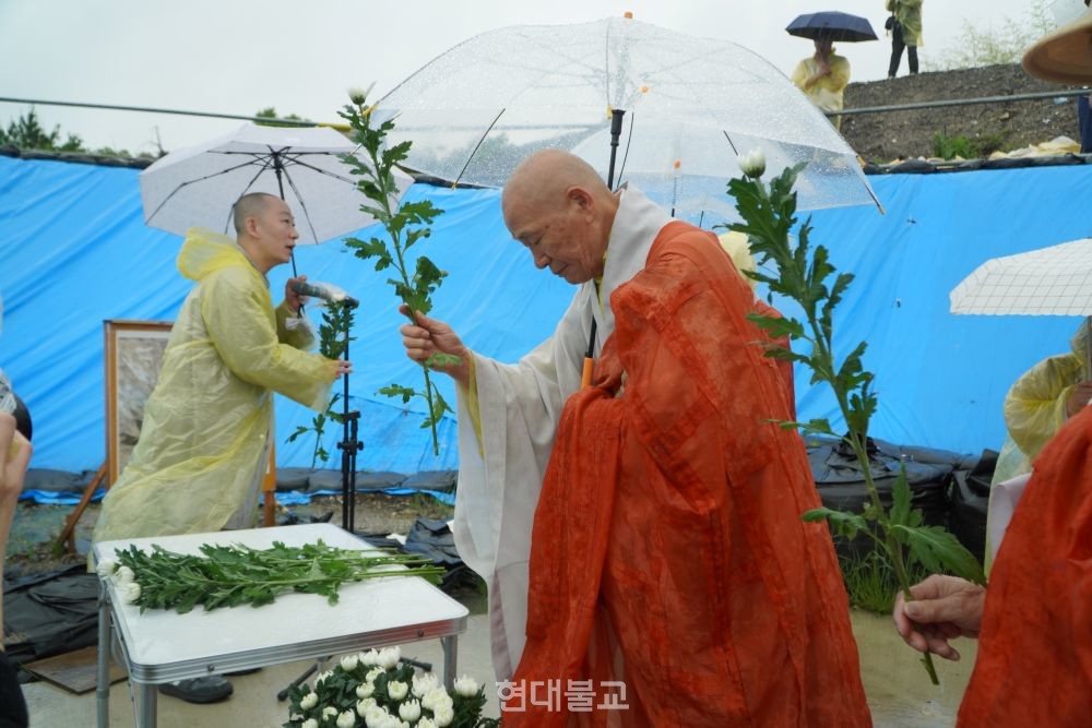 관음종 부원장 도각 스님의 헌화 모습.