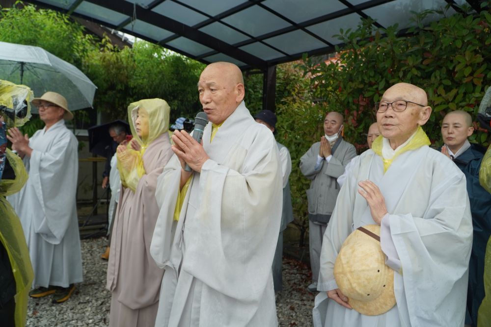 추모 의식을 하고 있는 스님들.