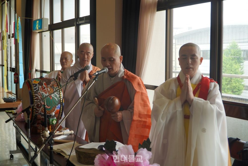 영산작법연구회 소속 스님들이 천도의식을 진행하는 모습.