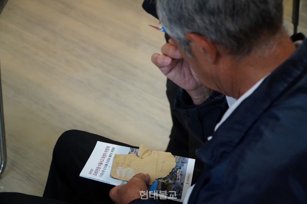 새기는회 회원이 위령재 현장을 일본어로 기록하고 있다.