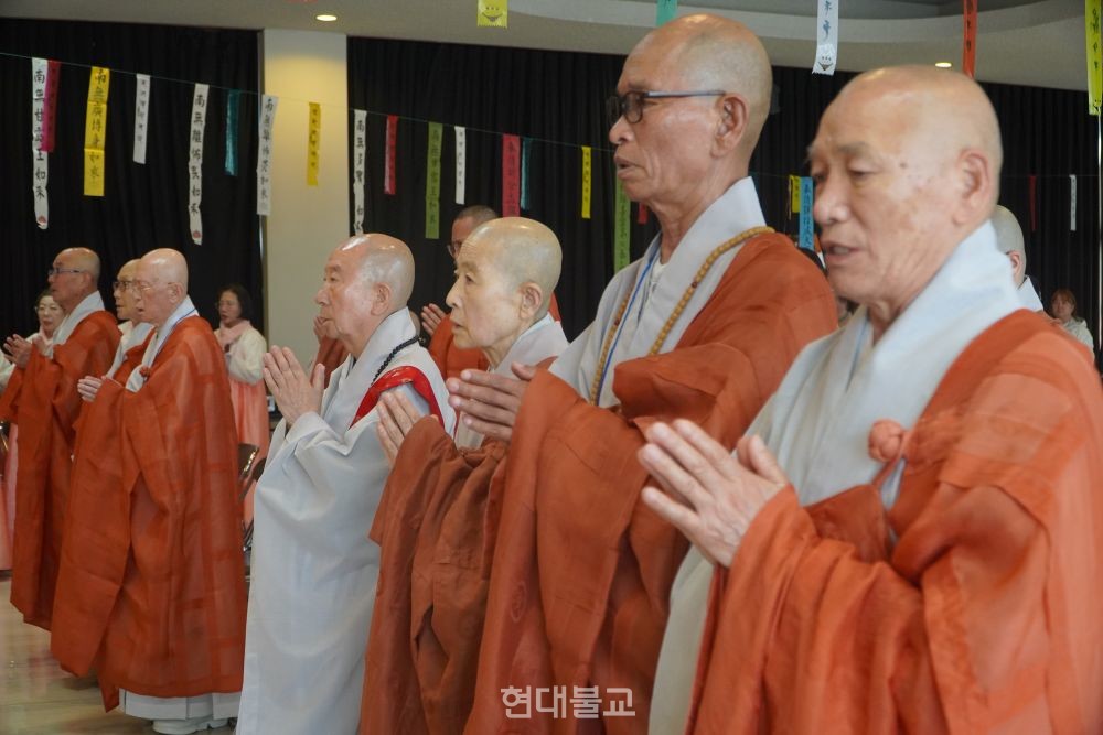 위령재는 폭우로 실내시설인 남여공동참화센터에서 봉행됐다.