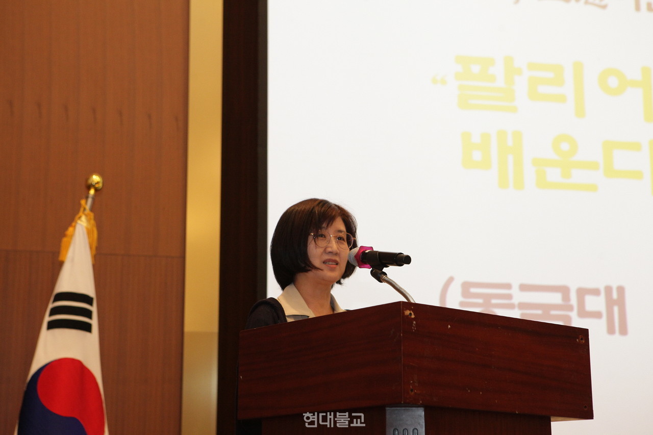 책' 팔리어 문법 – 불전의 용례로 배운다'를 번역한 이자랑 교수가 인사말을 하고 있다. 