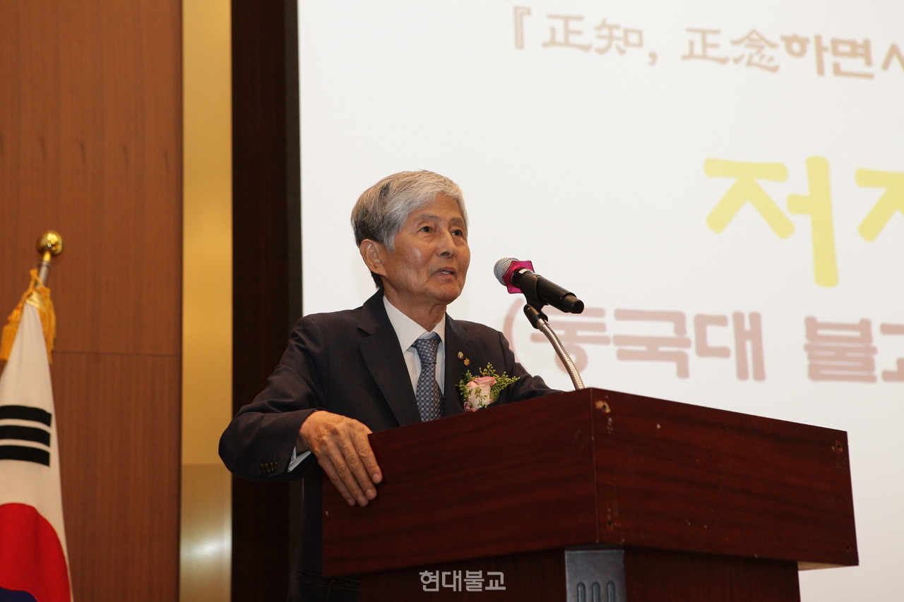 책 출판의 의미를 전하고 있는 황경환 이사장 