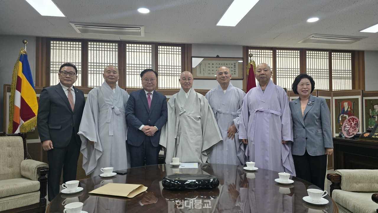 김재원 비서실장과 정병국 불교총괄본부장은 5월 26일 서울 한국불교전통문화전승관 총무원장 집무실에서 태고종 총무원장 상진 스님을 예방하고 김 후보의 종교편향 발언에 대한 사과 메시지를 전했다.