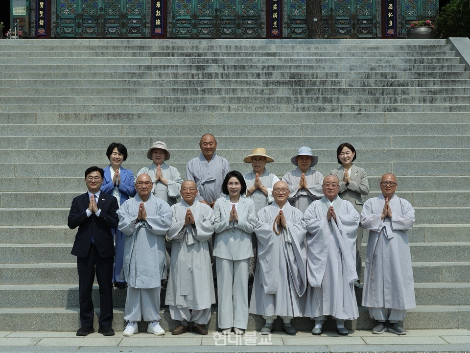 이재명 더불어민주당 대선 후보의 부인 김혜경 여사가 5월 30일 천안 각원사를 방문해 천안불교사암연합회 소속 스님들과 차담을 나누고 지역 현안을 청취했다.