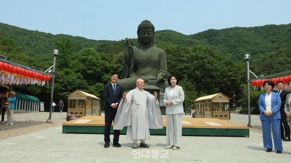 천안 각원사 청동대불을 참배하는 김혜경 여사.