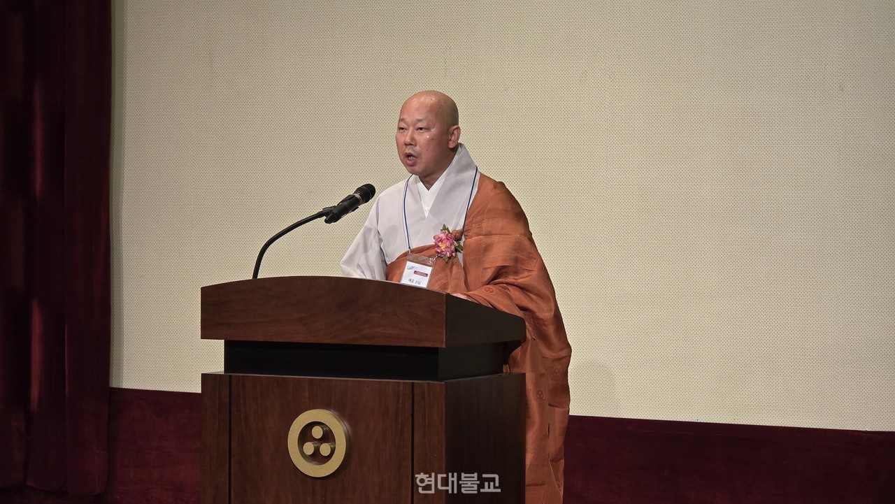ȭ   ѹ   ġ縦 뵶ϰ ִ. 