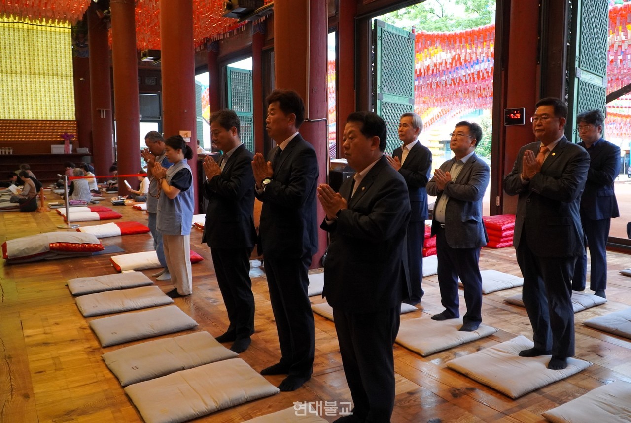 제21대 대통령 선거를 하루 앞두고 더불어민주당 불교본부 관계자들은 6월 2일 오전 7시 20분, 서울 조계사 대웅전에서 더불어 살아가는 세상 염원이 담긴 108배를 진행했다