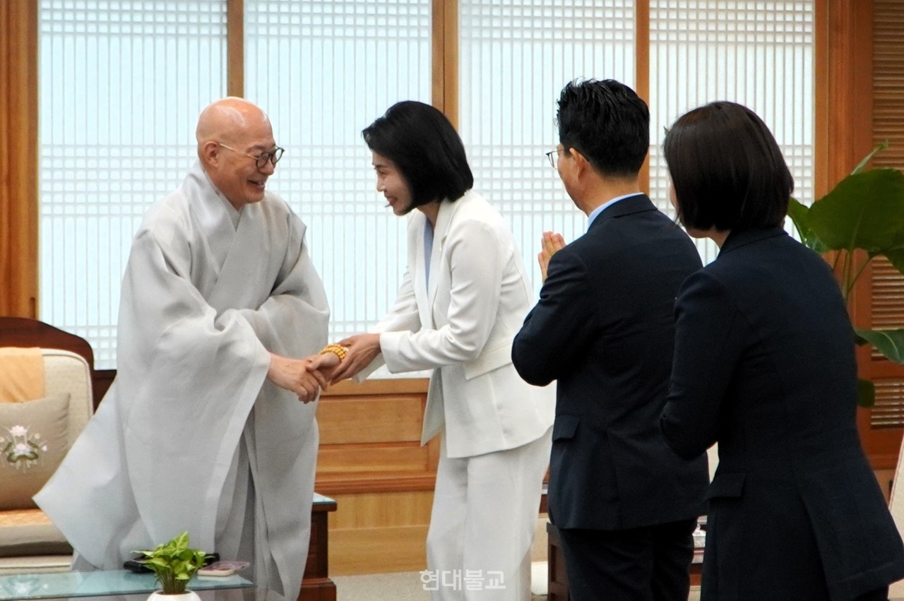 진우 스님은 6월 2일 서울 한국불교역사문화기념관 4층 접견실에서 이재명 더불어민주당 대통령 후보의 배우자인 김혜경 여사의 예방을 받았다. 스님은 “바람이 좋은 결과로 이어지길 바란다”고 격려했다. 