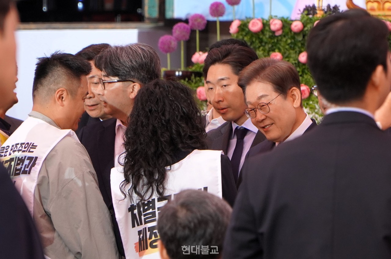 올해 5월 5일 서울 조계사에서 열린 부처님오신날 봉축법요식에 참석한 이재명 당시 더불어민주당 대선 후보. 현대불교 자료사진.