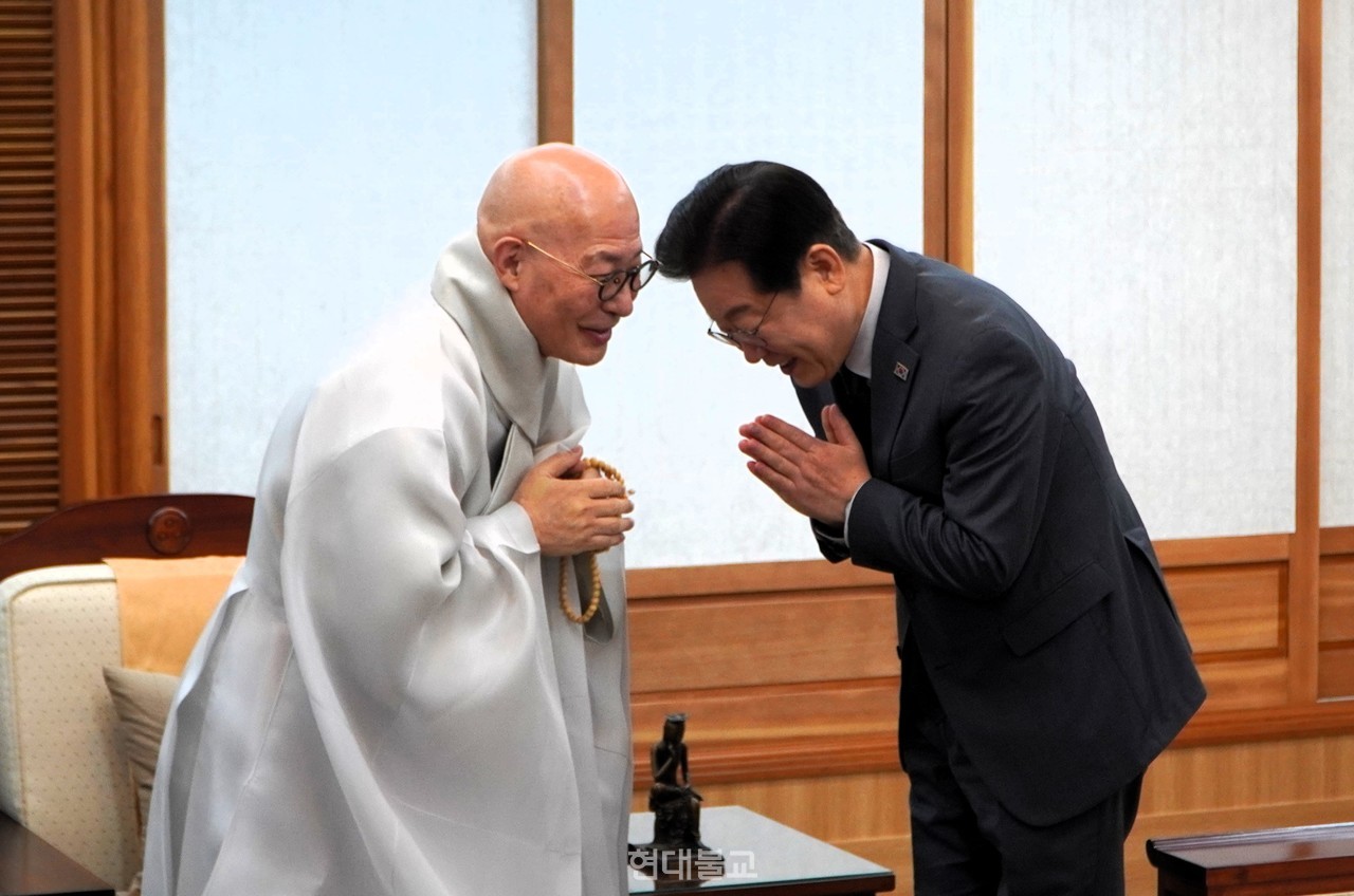 올해 2월 24일 조계종 총무원장 진우 스님을 예방한 이재명 더불어민주당 대표. 현대불교 자료사진.