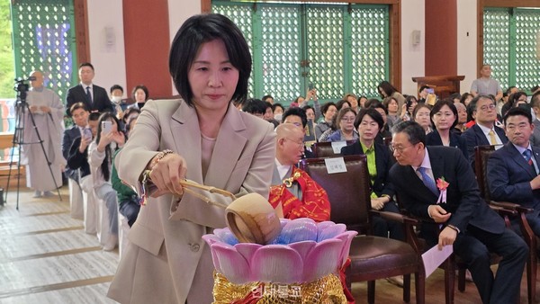 올해 5월 5일 양주 청련사에서 열린 태고종 부처님오신날 봉축법요식에 참석한 김혜경 여사. 현대불교 자료사진.
