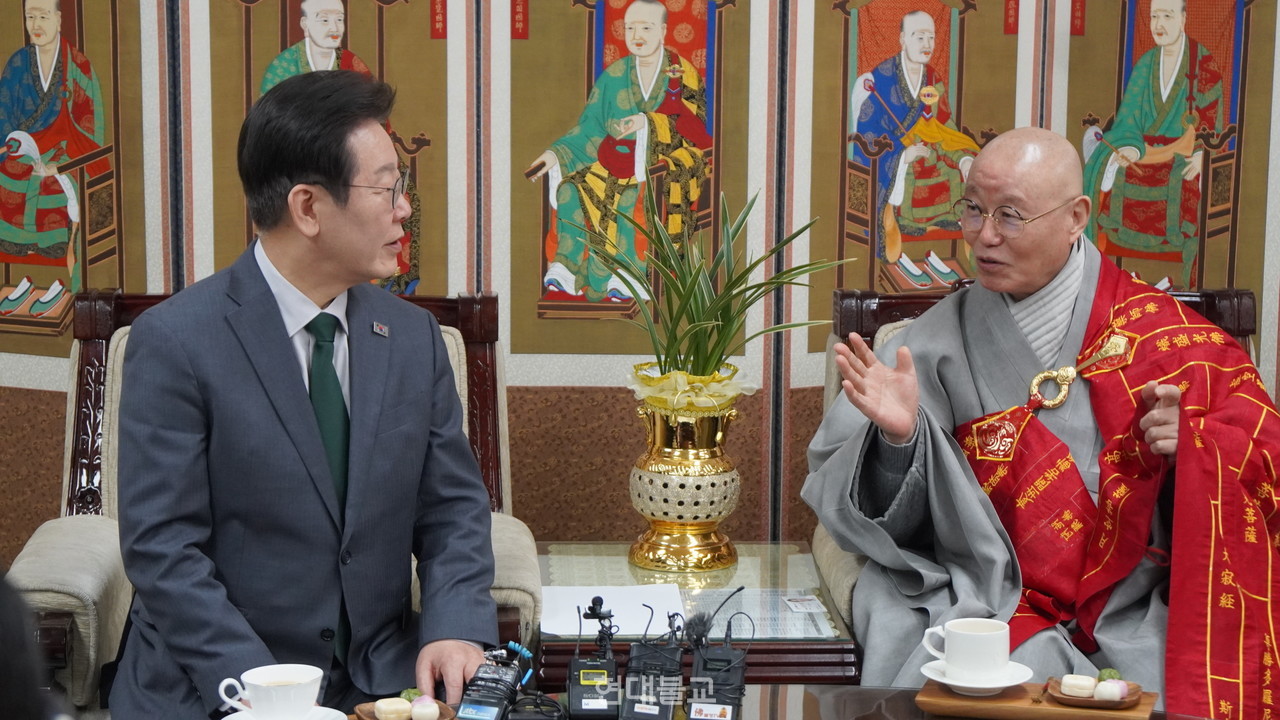 지난 2월 24일  당시 이재명 더불어민주당 대표는 태고종 총무원장 상진 스님을 예방하고 환담을 나눴다. (현대불교신문 자료사진)