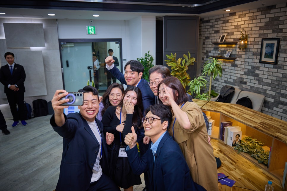 선거 기간 중 진행된 '슬기로운 퇴근생활' 직장인 간담회 당시 이재명 후보와 직장인들이 함께 셀카를 찍고 있다. 사진 출처= 이재명 대통령 블로그