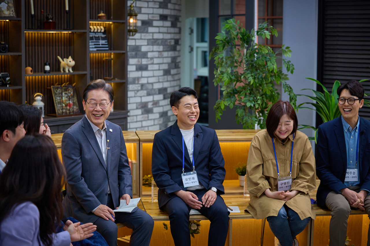 이재명 대통령이 선거 과정에서 진행된 직장인 간담회에서 청년 직장인들과 이야기를 나누고 있다. 사진 출처=이재명 대통령 블로그