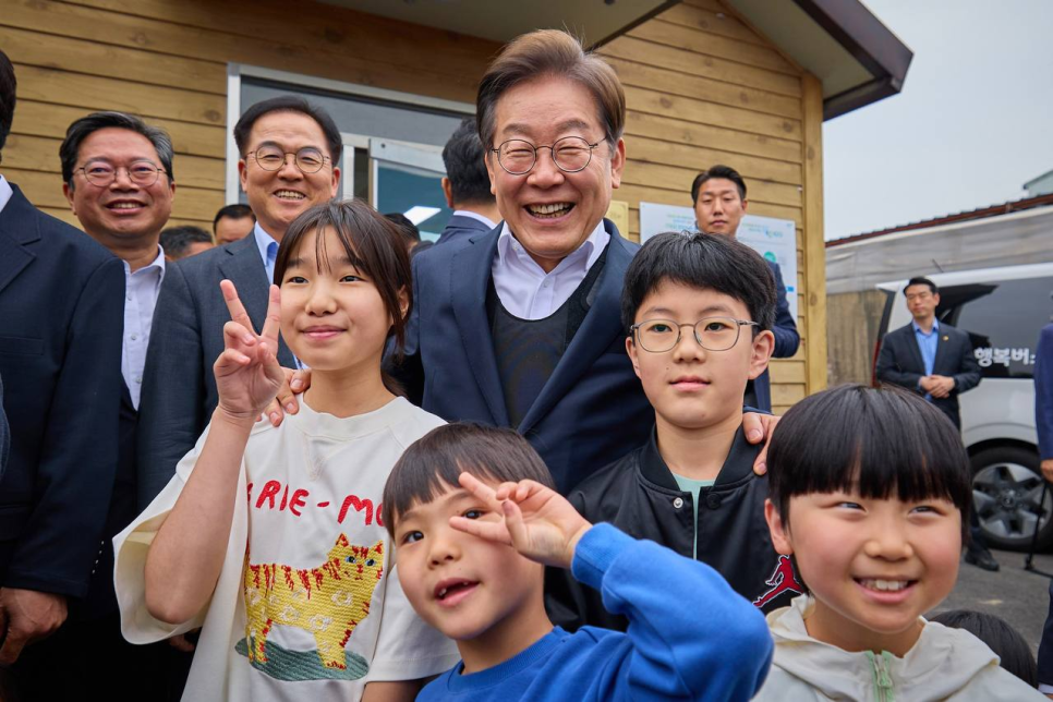 선거 유세 과정에서 만난 아이들과 이재명 대통령이 함께 사진 촬영을 하고 있다.