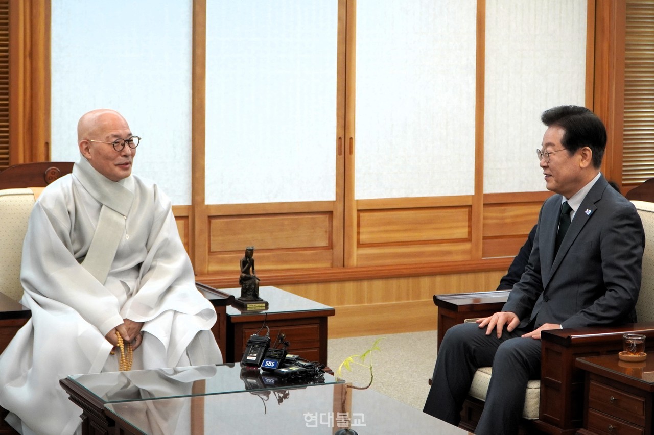 조계종 총무원장 진우 스님이 6월 3일 치러진 제 21대 대통령 선거에 당선된 이재명 대통령에게 축하와 당부 메시지를 발표했다. 사진은 2월 24일 이재명 당시 더불어민주당 대표가 진우 스님을 예방 모습.