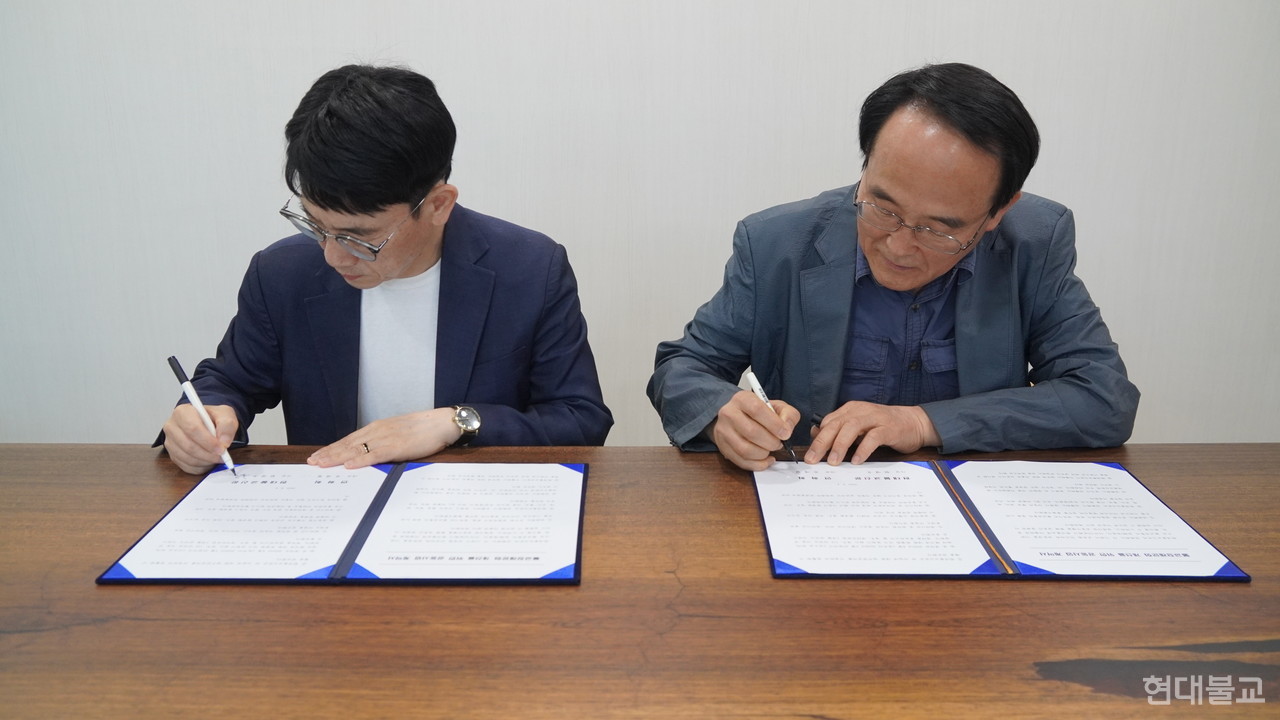 본지 한명우 대표이사(사진 왼쪽)와 연화회 유재철 대표(사진 오른쪽)가 불교장례문화 개선을 위한 공동사업 협약을 맺고 있다.