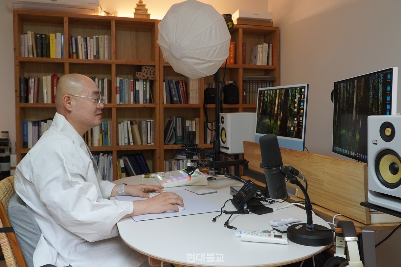 묘장 스님은 연화사에 스튜디오를 마련, 강연과 라이브 방송 등을 통해 사회와 소통한다.