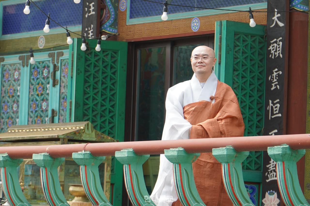 묘장 스님은…법등 스님을 은사로 출가해 1991년 사미계를 수지했다. 한국종교계사회복지협의회장, 조계종사회복지재단 상임이사, 학교법인 능인학원 감사, 도리사 주지를 역임했다. 아이티 대지진을 시작으로 동일본 대지진, 태국 대홍수, 네팔 대지진 지원단 등에서 단장으로 활동했다. 현재 조계종사회복지재단 대표이사이자 더프라미스 이사장, 서울 연화사 주지 소임을 맡고 있다.