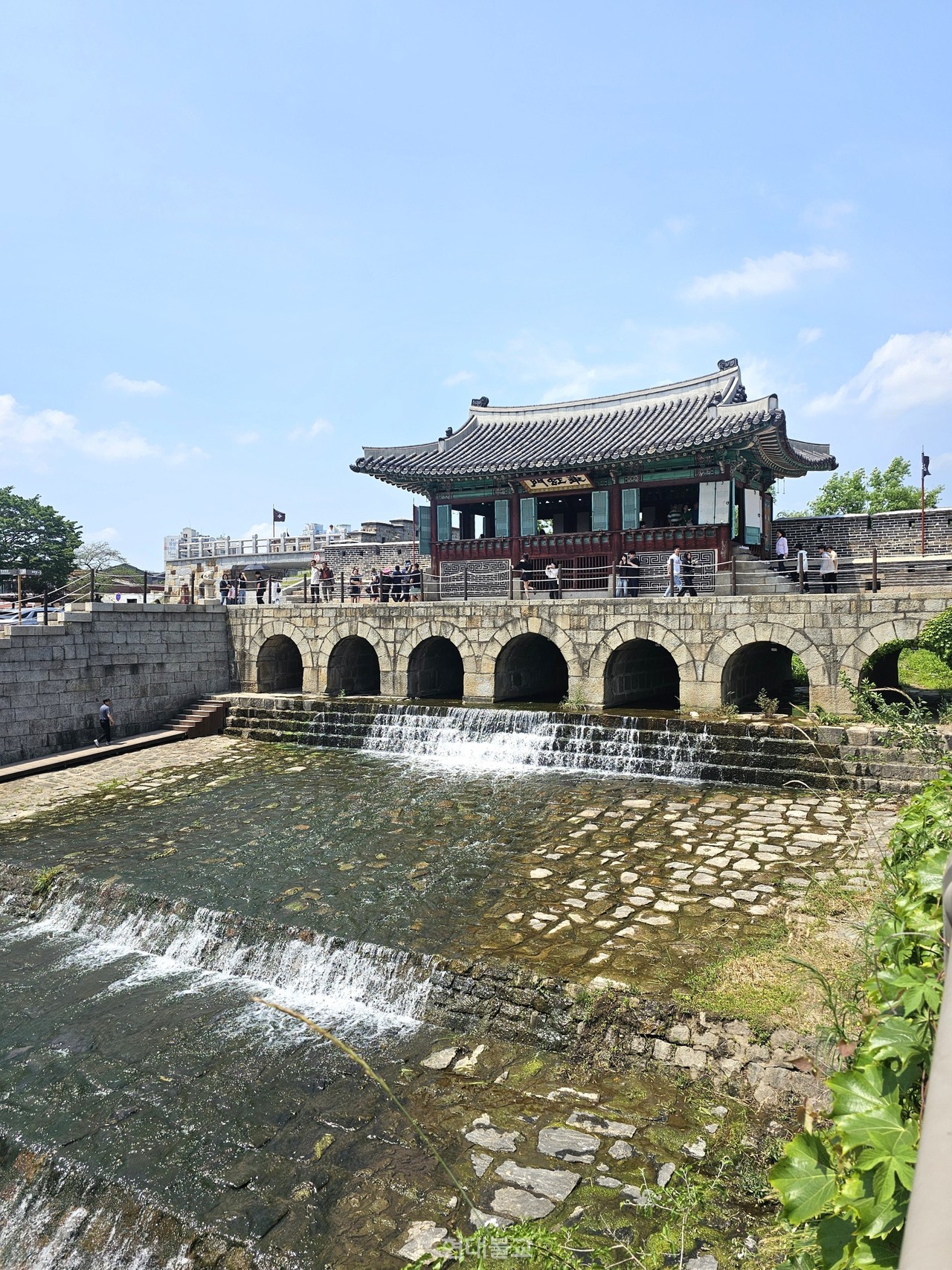 일곱 칸의 홍예문 위에 세워진 누각 홍화문. 수문 사이로 시원스레 흐르는 물줄기가 장관을 이룬다.