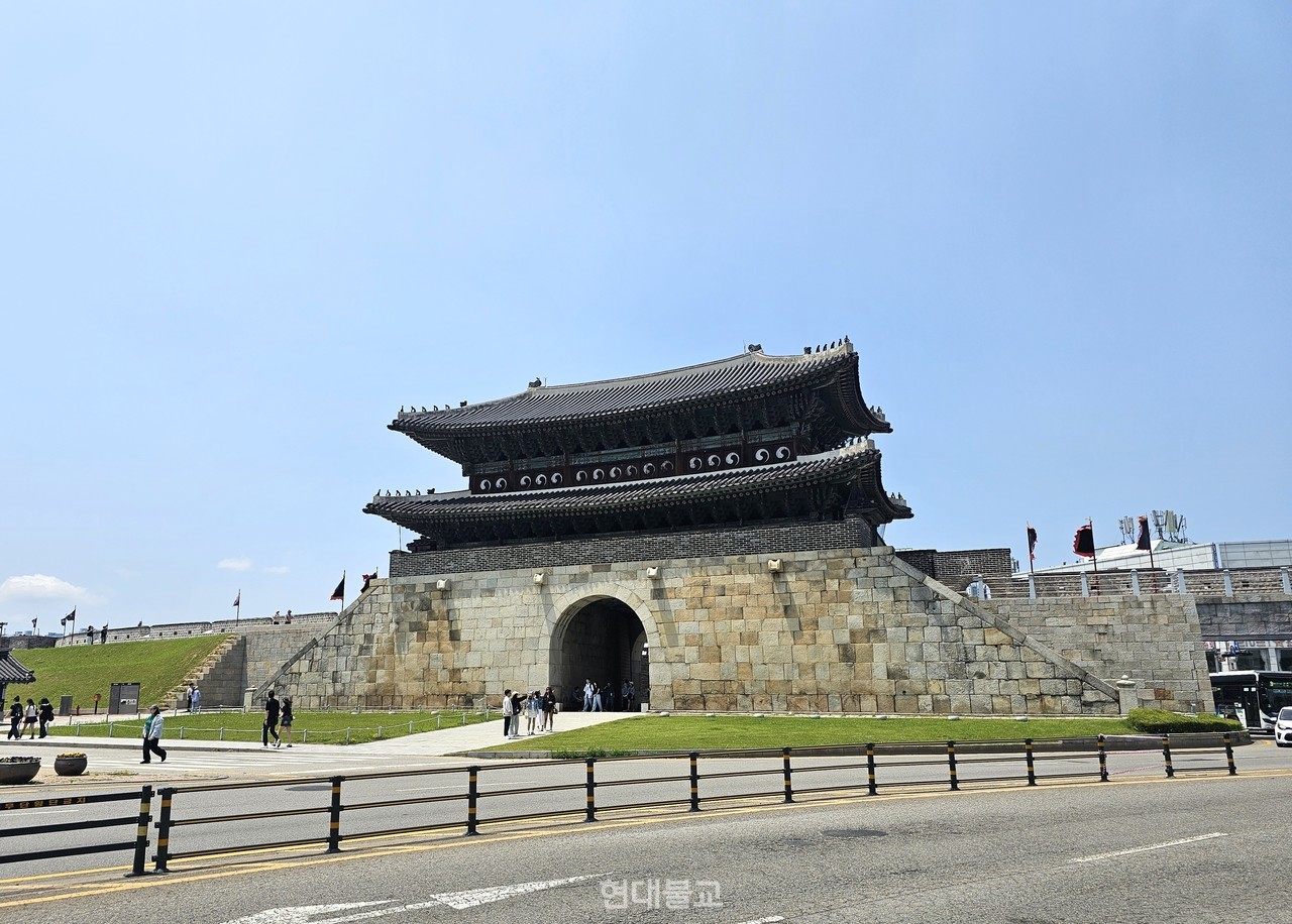 수원 화성 장안문.