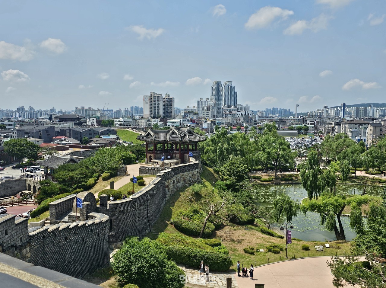 방화수류정과 용연.