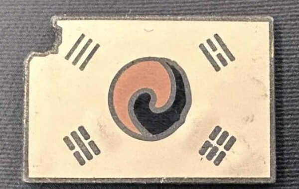 우원식 국회의장이 취임 직후 열린 오찬에서 이재명 대통령에게 달아준 진관사 태극기를 형상화 한 배지. 이를 국기 모독으로 규정한 전 자유통일당 대선후보인 구주와 변호사가 6월 9일 이 대통령과 우 의장을 고발했다. 사진=우원식 의장 페이스북