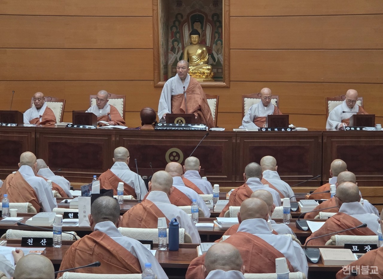 조계종 중앙종회 의장 주경 스님이 개회사를 하고 있다.