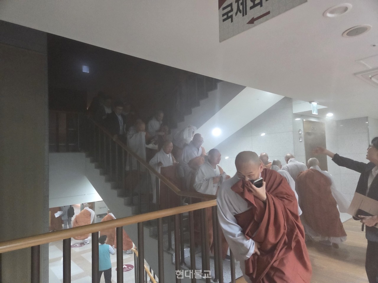 중앙종회의원들이 대피하고 있다. 