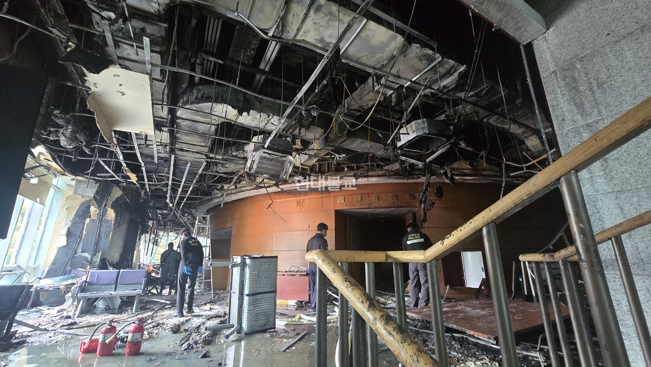 화재 현장 감식 중인 소방방재청. 국제회의장 천장에서 발화된 것으로 전해졌다. 