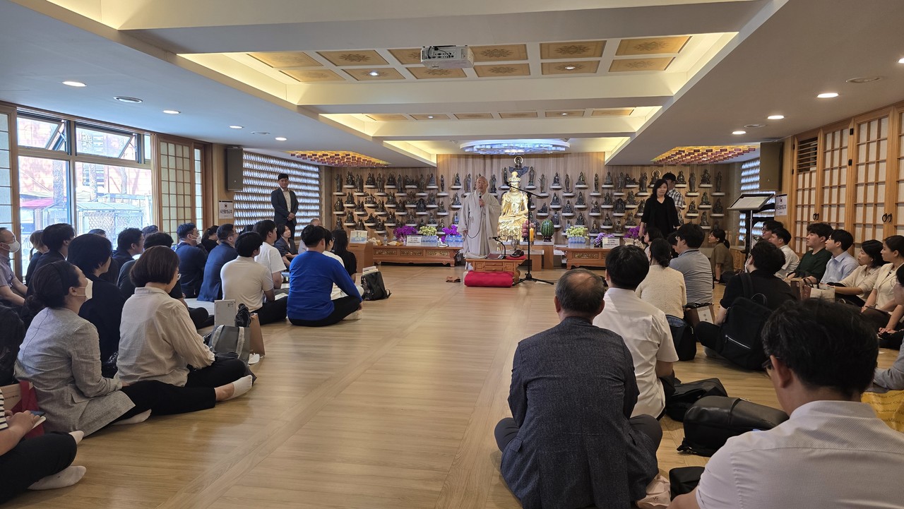 조계사 관음전에 열린 종무원 회의에서 총무부장 성화 스님이 향후 일정을 공지하고 있다. 