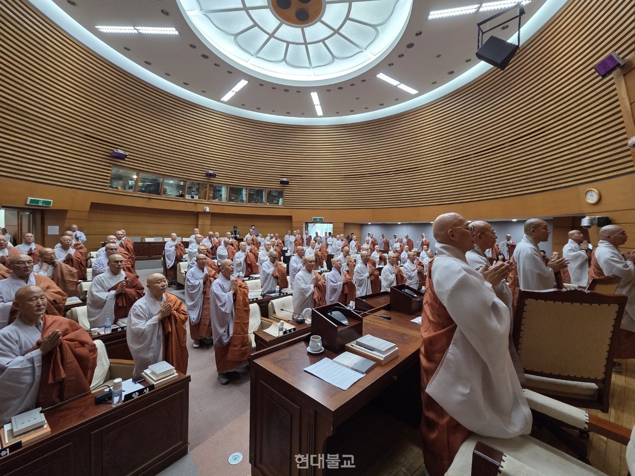 조계종 중앙종회는 6월 10일 한국불교역사문화기념관에서 발생한 화재로 제234회 임시회 회기를 앞당겨 폐회했다. 사진은 오전 10시 개회식에서 삼귀의례를 봉행하는 모습.
