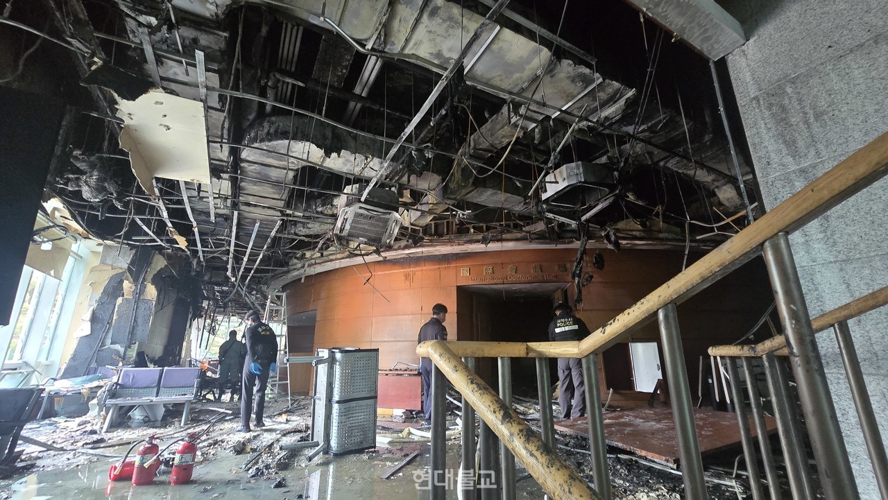6월 10일 발생한 화재로 전소된 한국불교역사문화기념관 국제회의장 로비. 소방방재청의 화재 감식이 이뤄지고 있다. (현대불교신문 자료사진)