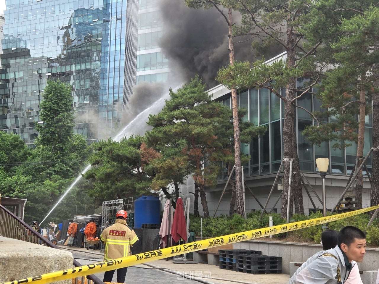 종로소방서 대원들이 화재진압을 하고 있다(현대불교신문 자료사진)