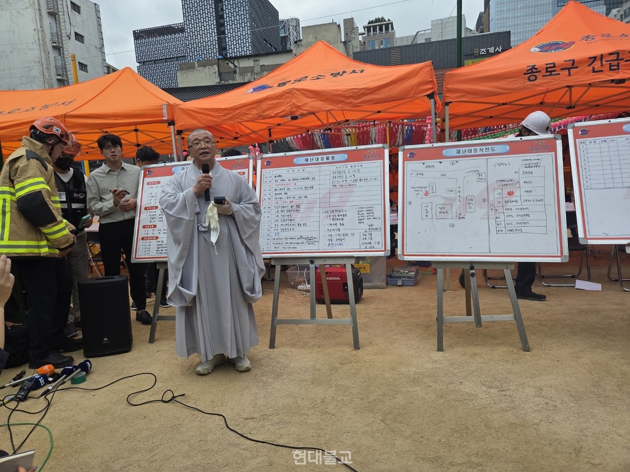 불교중앙박물관장 서봉 스님이 전시 성보 이운에 대해 브리핑하고 있다.(현대불교신문 자료사진)