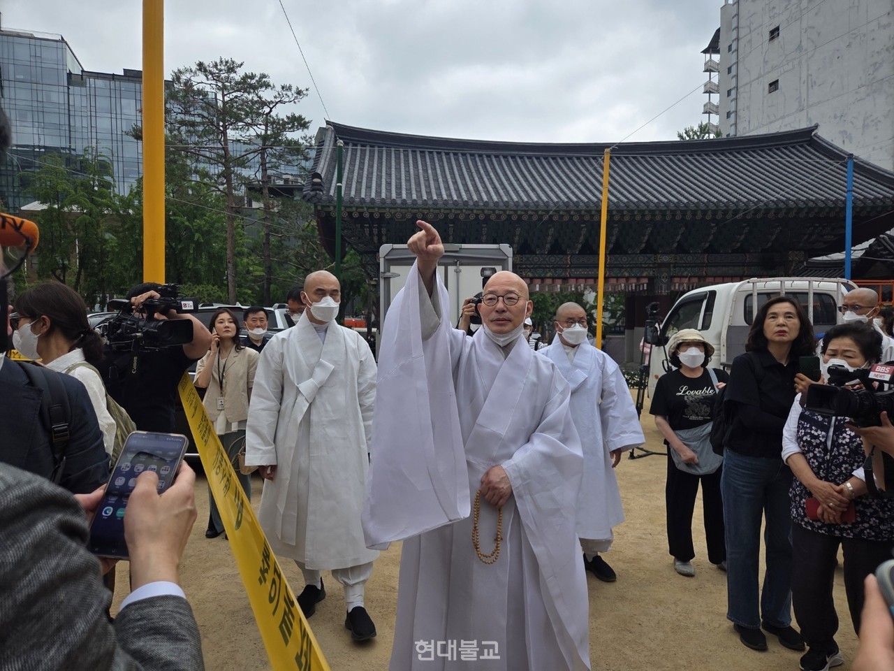 총무원장 진우 스님이 화재 상황 등에 대해 설명하고 있다.(현대불교신문 자료사진)