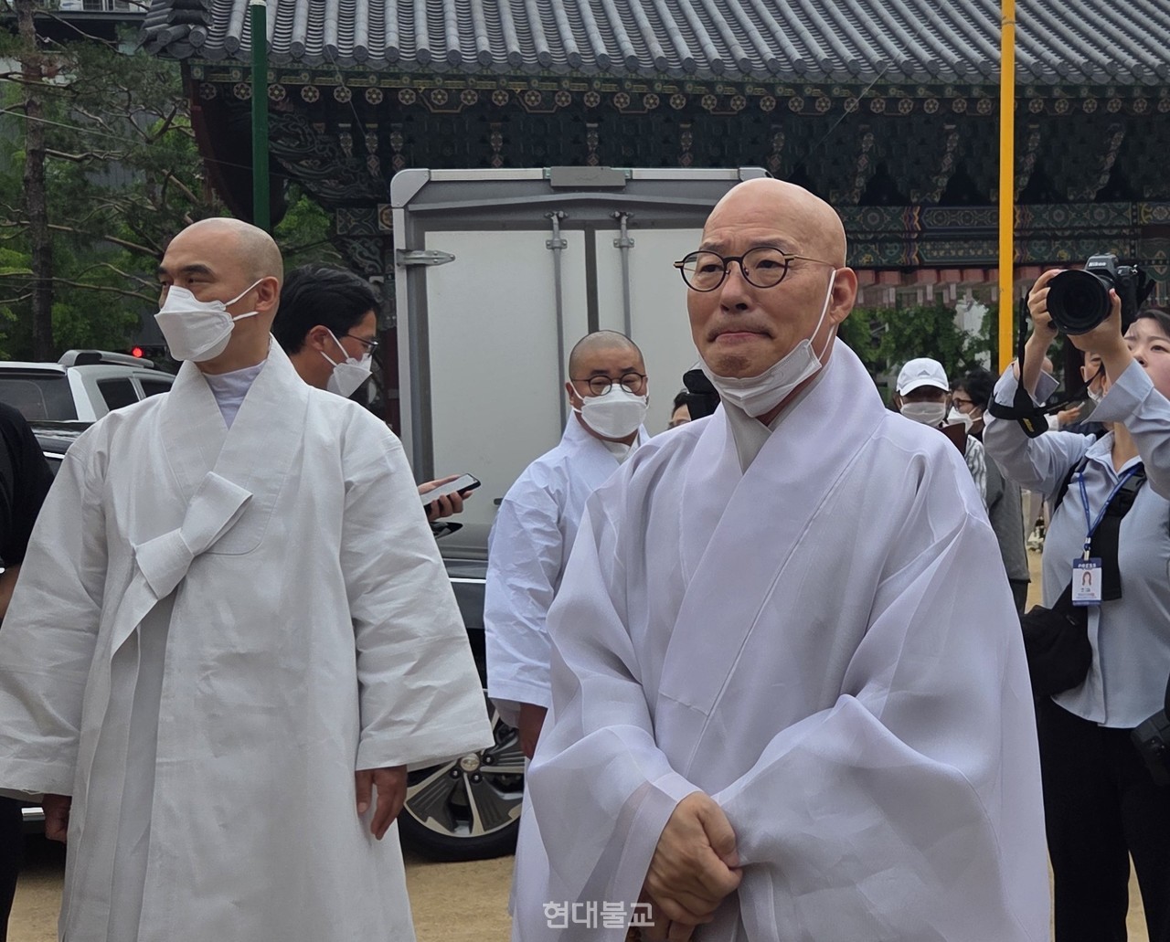 6월 10일 한국불교역사문화기념관에서 발생한 화재 현장을 안타깝게 바라보고 있는 조계종 총무원장 진우 스님.