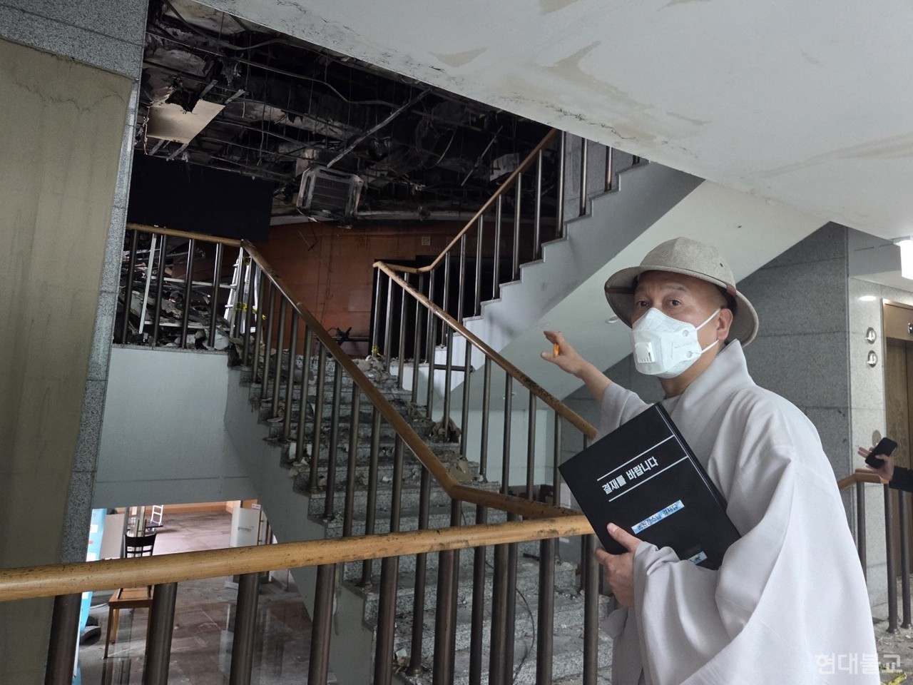 조계종 총무원은 6월 13일, 화재 후 폐쇄된 한국불교역사문화기념관 내부를 일부 공개하고 피해 수습 상황을 공유했다. 기획실장 법오 스님이 기자들에게 사고 당시 상황을 설명하고 있다.