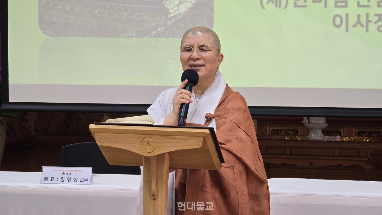 한마음선원 이사장 혜수 스님이 환영사를 하고 있다. 