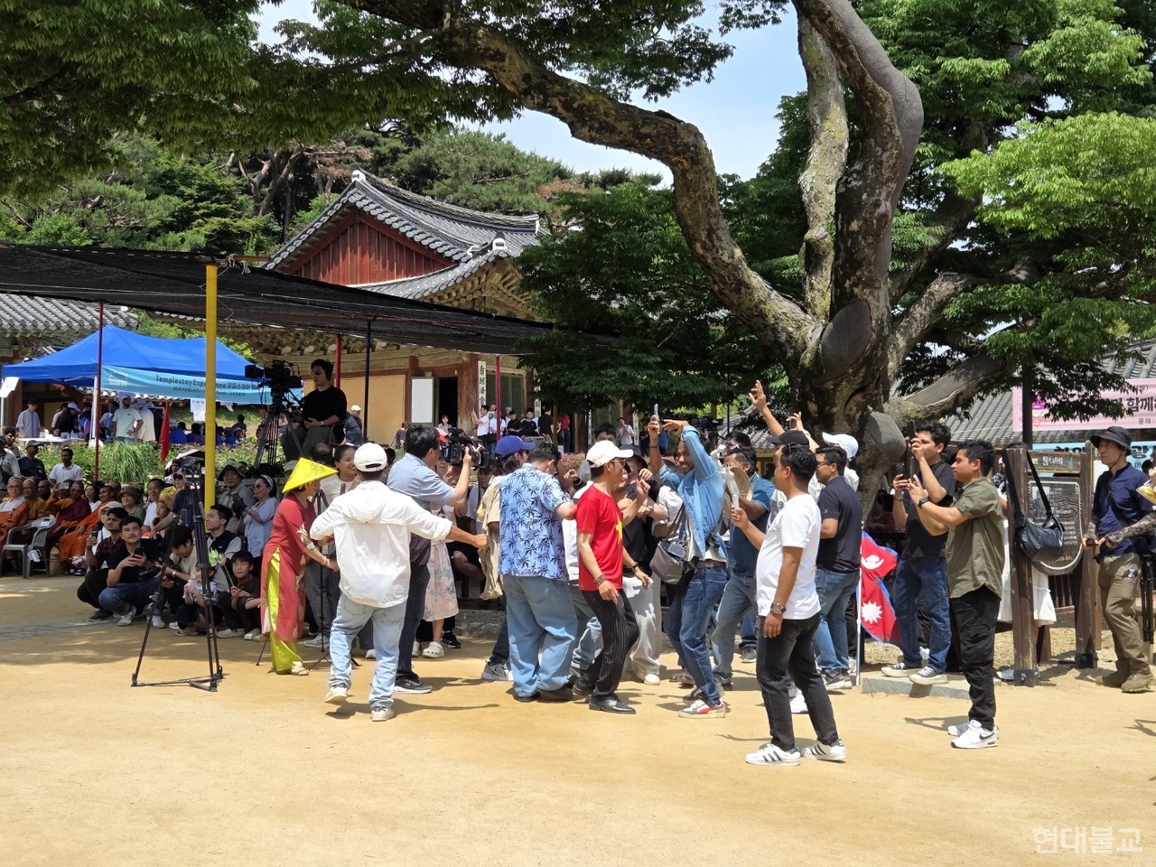 네팔 노래에 맞춰 흥겹게 춤을 추는 참가자들.