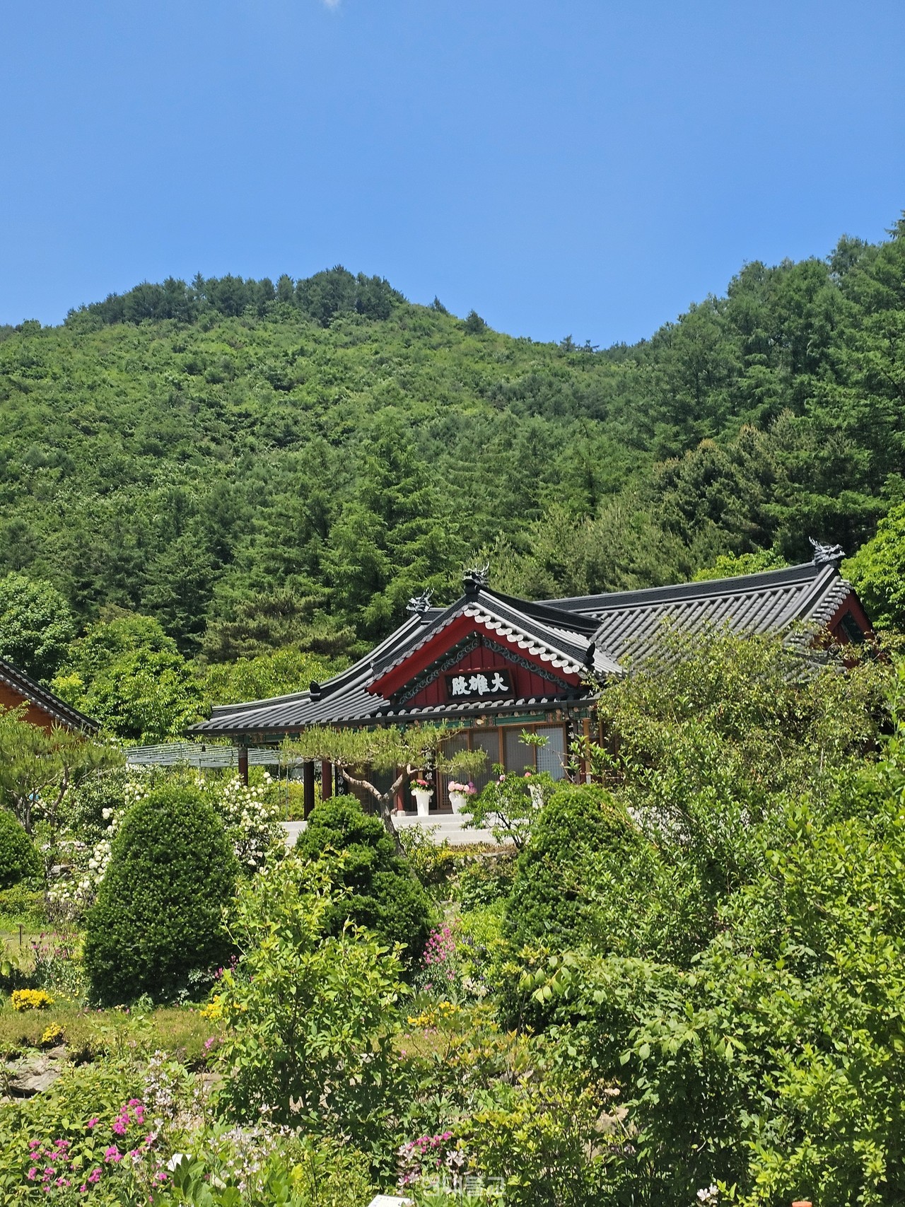 망경산사 대웅전 전경.