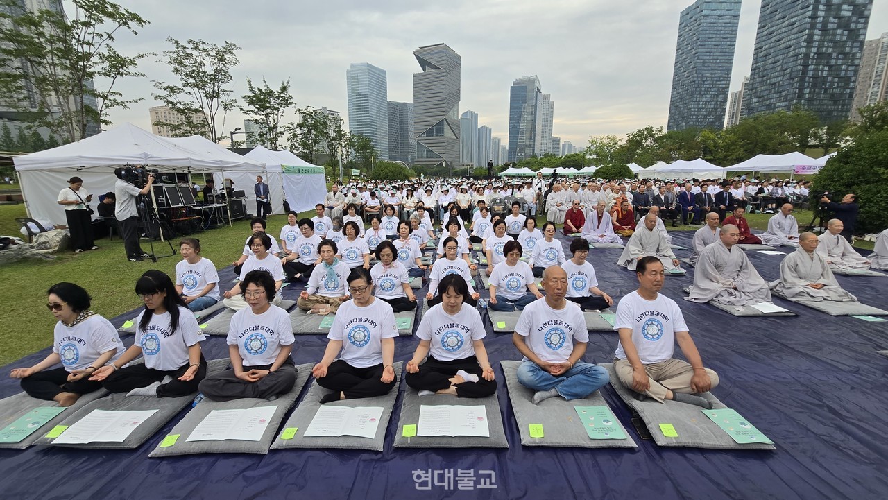조계종과 인천강화연합전법단은 6월 21일 인천 송도 센트럴파크에서 ‘인천시민 행복을 위한 국제선명상대회’를 개최했다. 사진은 대회 참여 불자들이 선명상 실참하는 모습. 