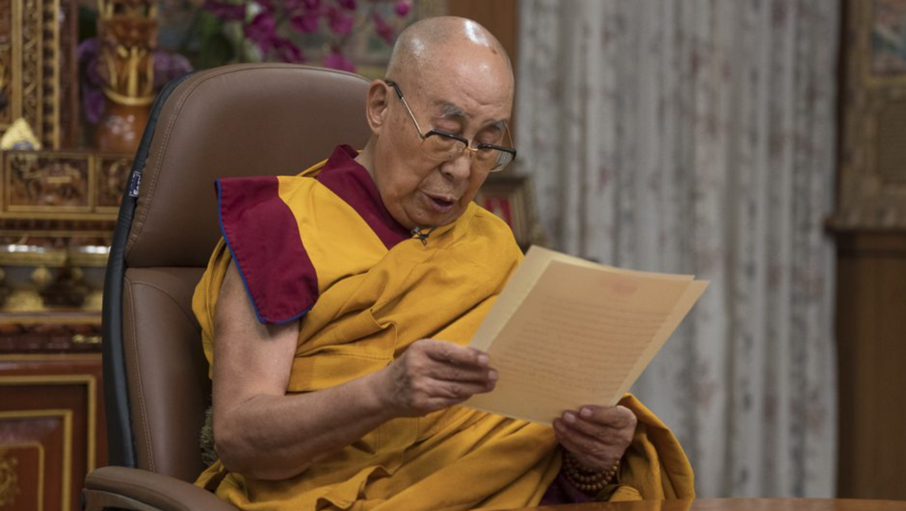 환생 제도 존속 관련 발표문을 읽고 있는 달라이라마. 사진출처=달라이라마 사무국