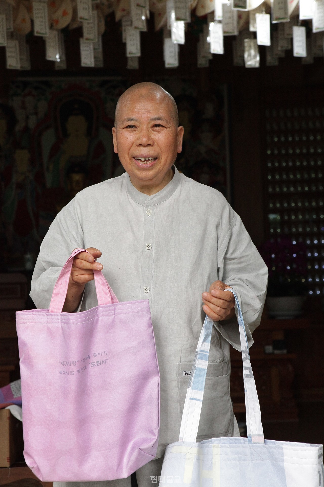 정찬 스님은…1972년 지홍 스님을 은사로 서봉사에서 출가한 스님은 1979년 운문승가대학을 졸업하고, 선학원 연대선원 능인학생회 지도법사를 지냈다. 이후 1983년부터 1991년까지는 불국사 말사 심원사 주지를, 1991년부터는 조계사 말사 도림사 주지를 맡아 현재까지 수행과 포교에 힘쓰고 있다. 스님은 1995년부터 20년간 도림사 어린이·청소년 법회를 이끌었으며, 대한불교어린이지도자연합회 부산지구 이사, 동래경찰서 경승, 복지법인 불국토 이사, 부산BBS불교방송 ‘법소리’ 지도법사로도 활동했다. 특히 도림사에서는 폐현수막을 활용한 가방 제작, 보자기 주머니와 신문지 봉투 사용, 한지 연등 제작, EM발효액 나눔, 도심숲 정화 캠페인, 환경교육 등 다양한 생태 활동을 꾸준히 실천해 왔다. 도림사는 2021년 부산 제1호 녹색사찰로 지정됐고, 2023·2024년 녹색사찰대회 관세음상, 부산불교환경연대 공로상을 수상했다. 현재 스님은 부산불교환경연대 공동대표이자 부산여성불자회 환경자문위원으로 불교적 생태운동의 실천과 확산에 앞장서고 있다.