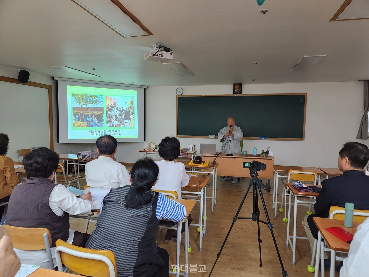 4월 14일 반야선원에서 환경운동 실천사례를 강의하는 정찬 스님. 