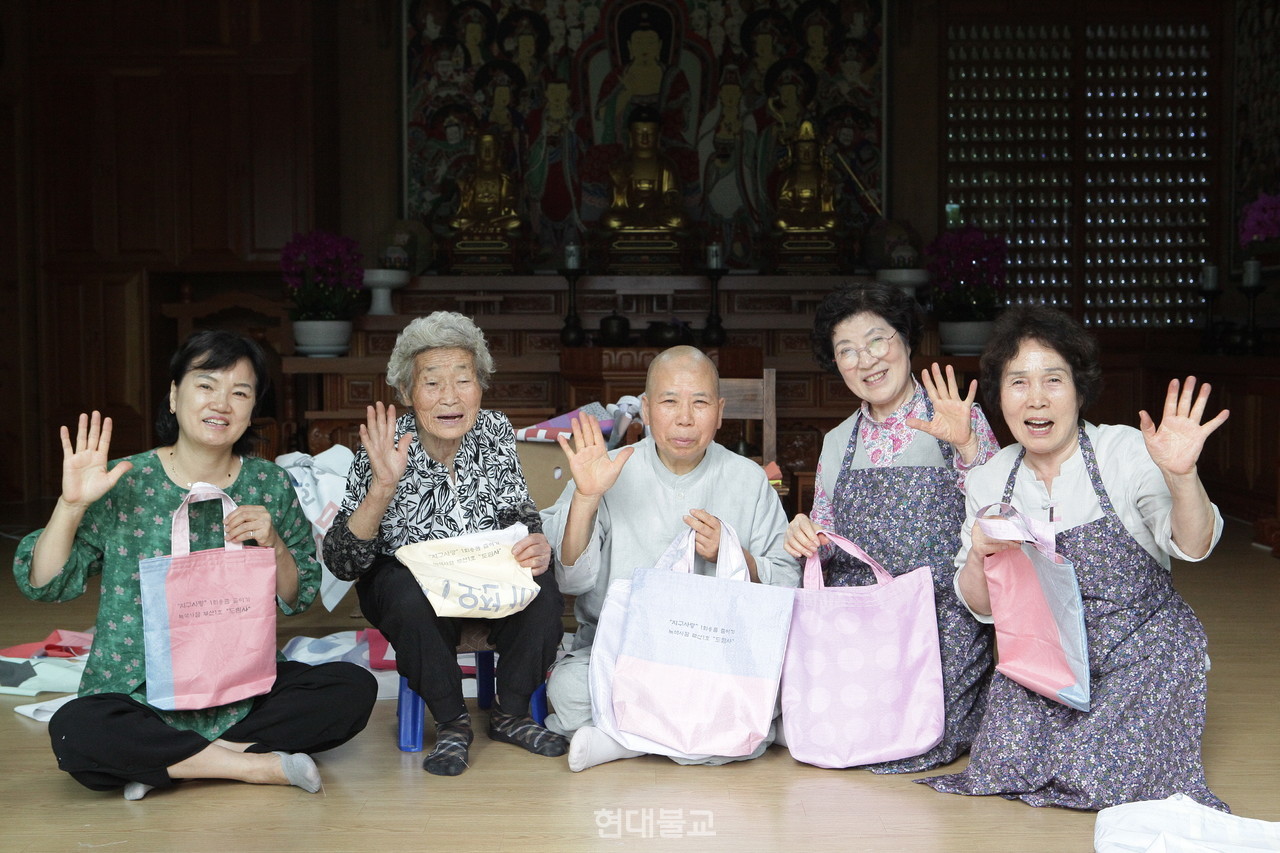 환경지킴이 활동을 함께 하고 있는 도림사 신도들과 스님의 모습